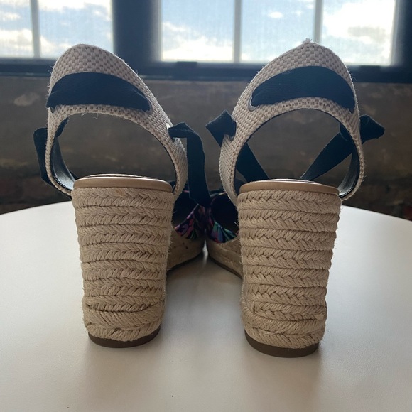 Nine West Friend Ankle Wrap Espadrille Wedge Sandals size 8.5 Black Tropical - Picture 6 of 8